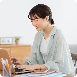 女性がPC作業している写真