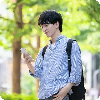 男性がスマートフォンを触っている写真