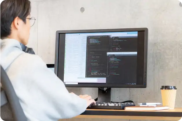 男性がPC作業している写真